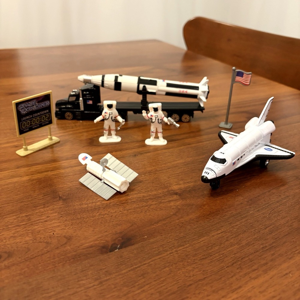 Lot Of NASA Space Astronaut Moon landing Toys. Space Voyagers Pullback shuttle